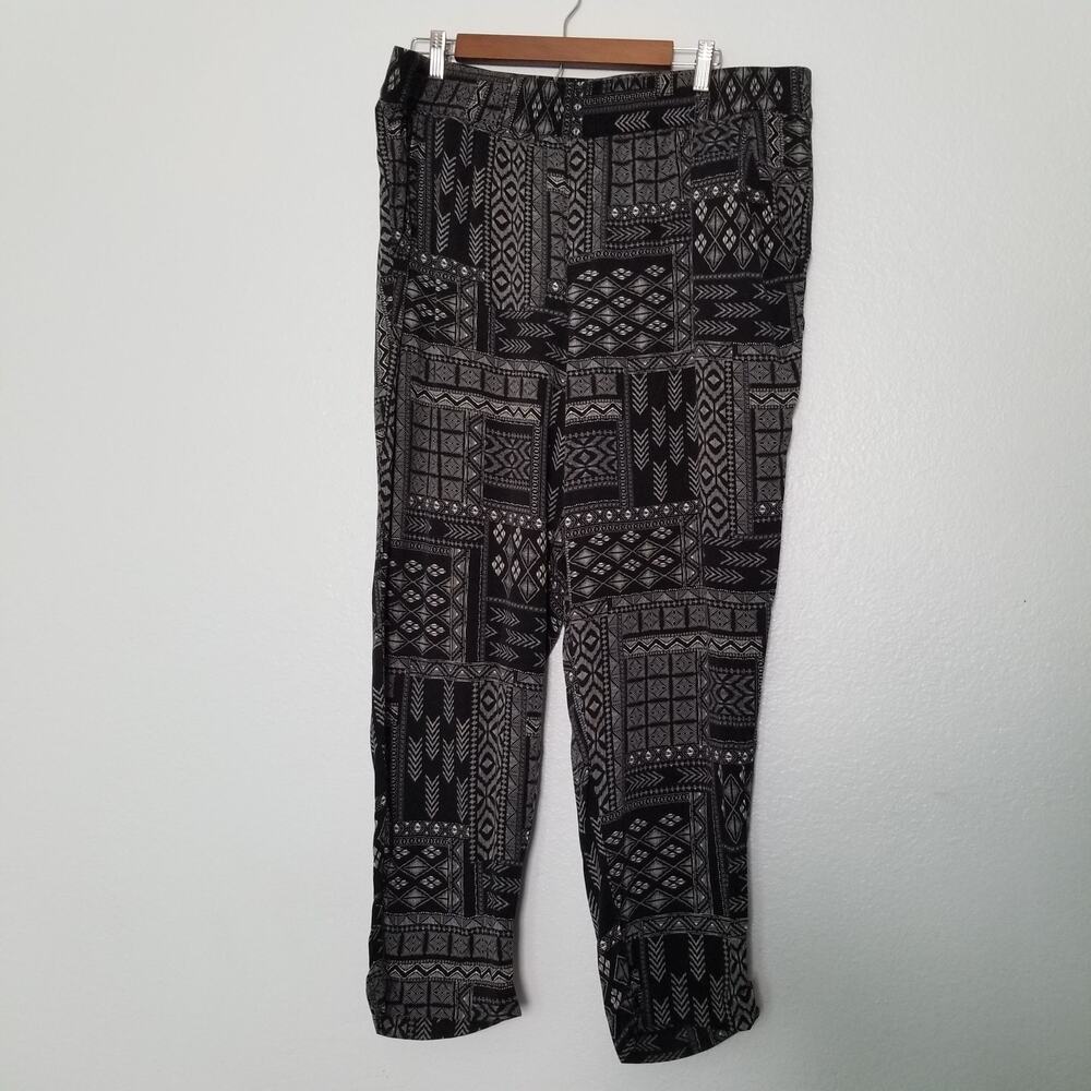 Jessica Simpson Cropped Pants Geometric Print XL